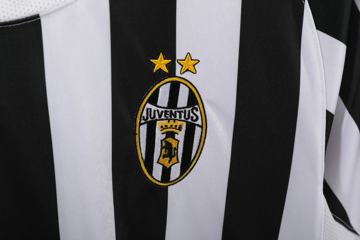 Camiseta retro Juventus 2003/04 primera equipación lateral bianconeri – Cortita y al Pie