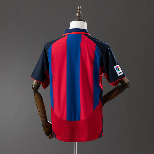 Camiseta retro FC Barcelona 2003/04 primera equipación detalle escudo Ronaldinho – Cortita y al Pie