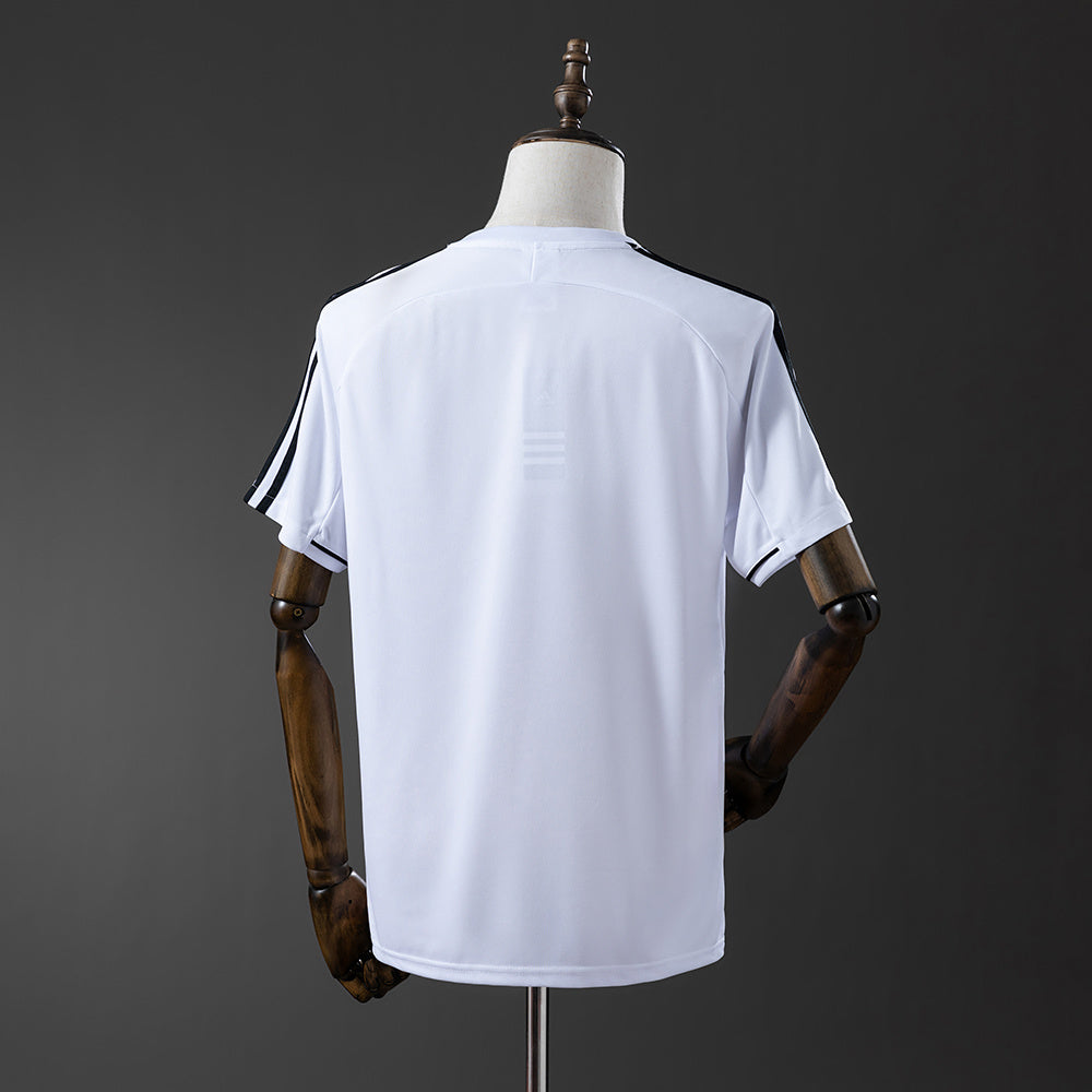 Camiseta retro Real Madrid 2003/04 primera equipación detalle Galácticos Zidane Bernabéu – Cortita y al Pie