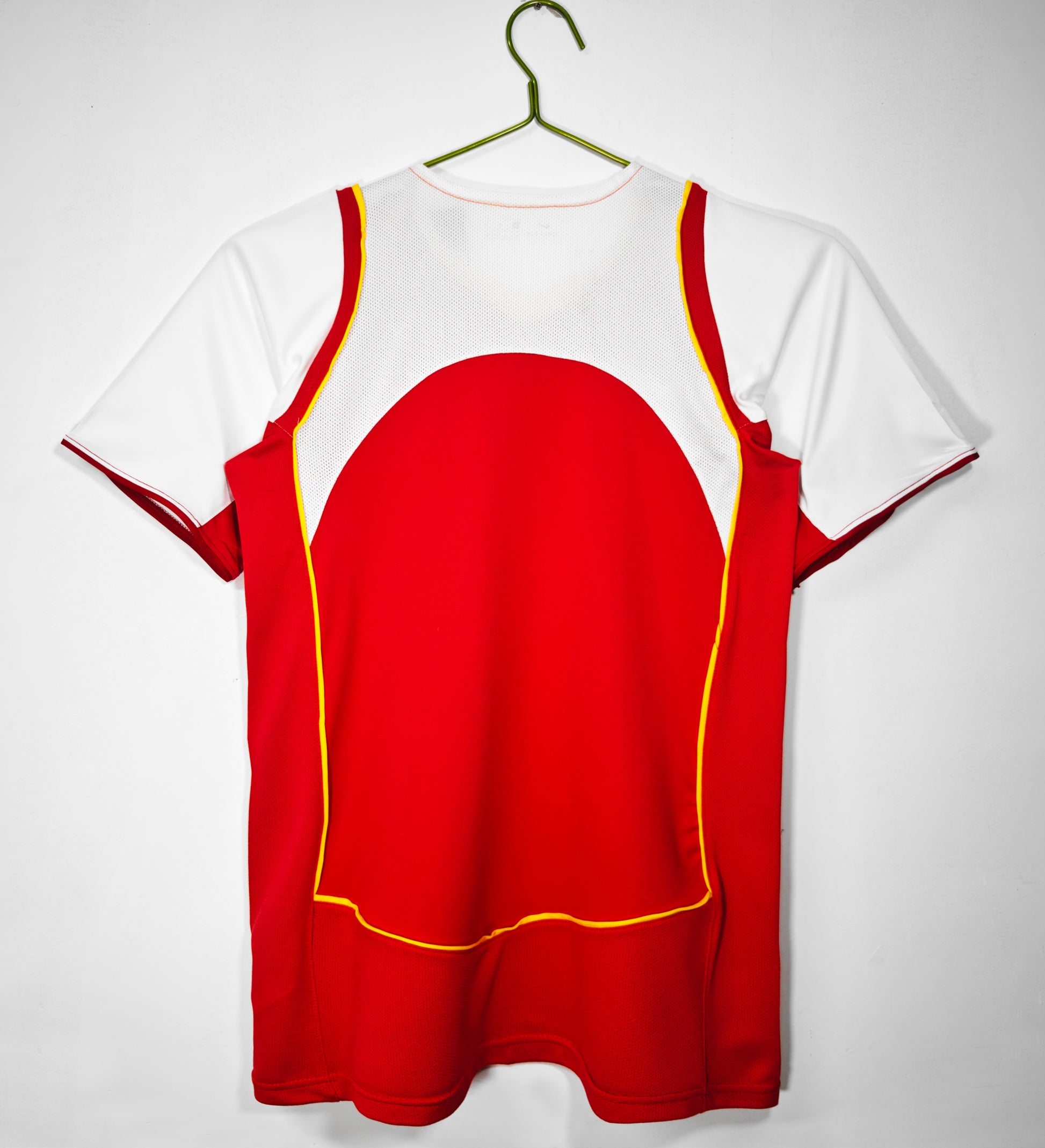 Camiseta retro Arsenal 2004/05 primera equipación detalle escudo Invencibles – Cortita y al Pie
