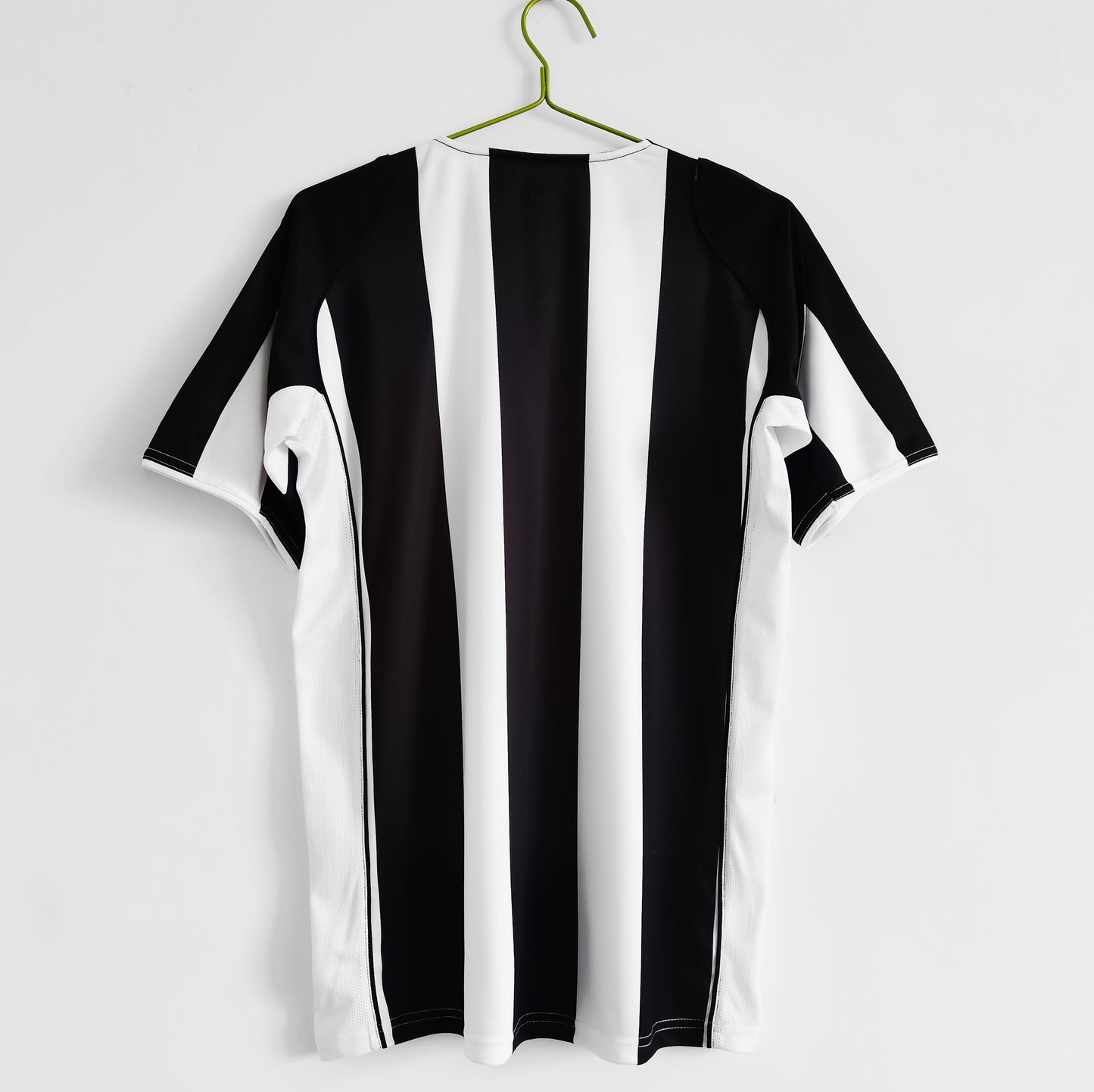 Camiseta retro Juventus 2004/05 primera equipación detalle escudo – Cortita y al Pie