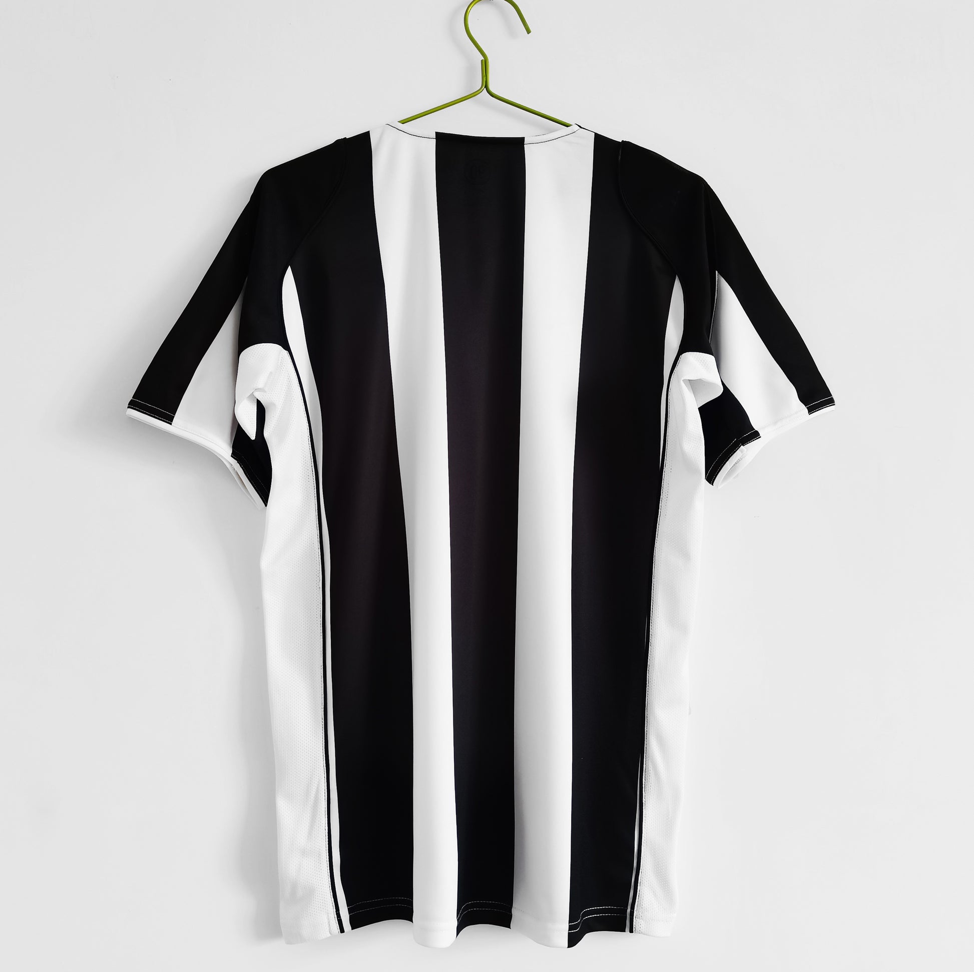 Camiseta retro Juventus 2004/05 primera equipación detalle escudo – Cortita y al Pie