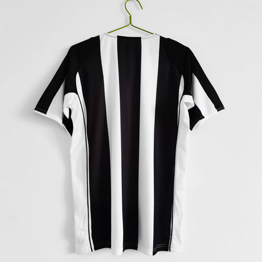 Camiseta retro Juventus 2004/05 primera equipación detalle escudo – Cortita y al Pie