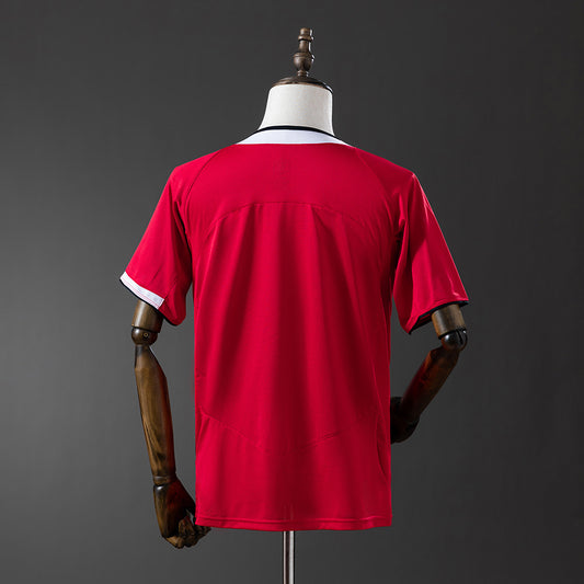 Camiseta retro Manchester United 2004/05 primera equipación detalle escudo Ronaldo – Cortita y al Pie