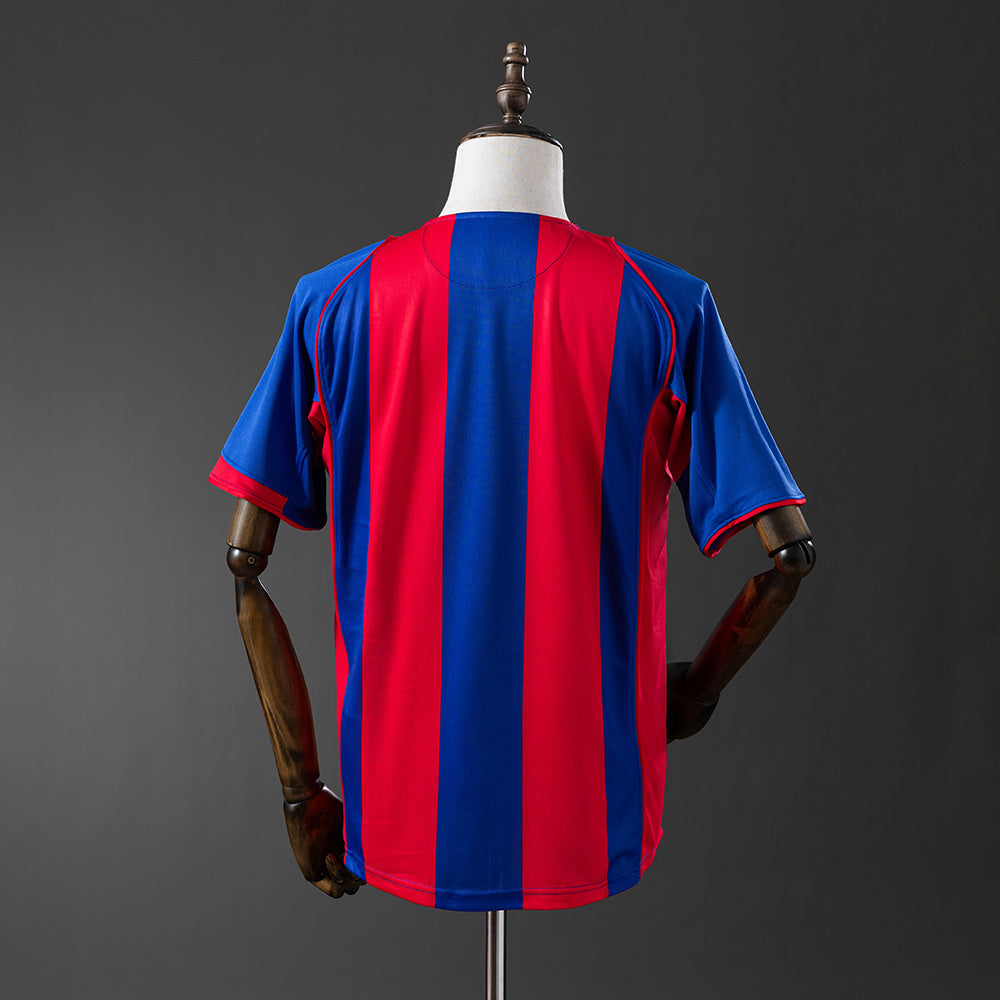 Camiseta retro FC Barcelona 2004/05 primera equipación detalle escudo Ronaldinho – Cortita y al Pie