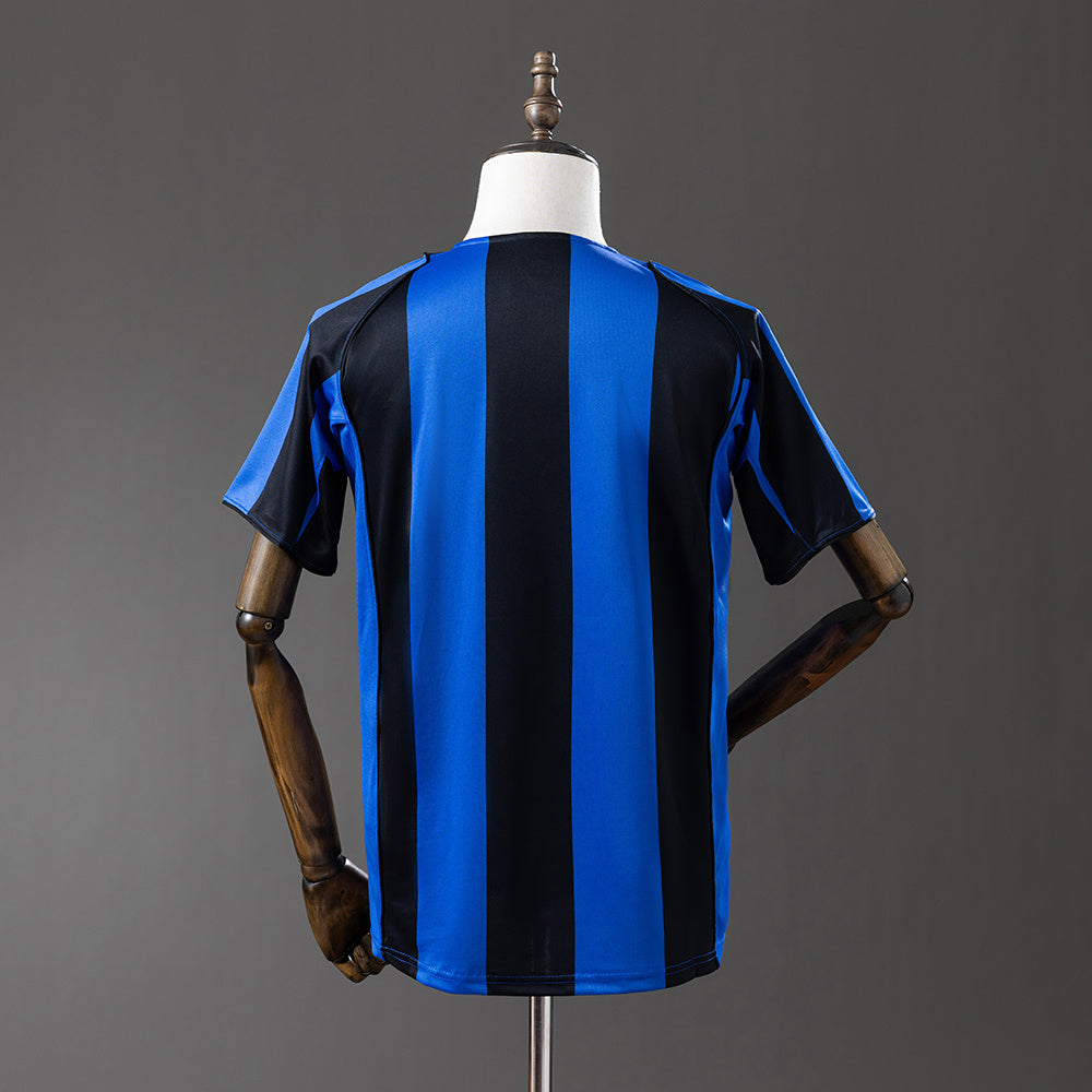 Camiseta retro Inter de Milán 2004/05 primera equipación detalle escudo – Cortita y al Pie