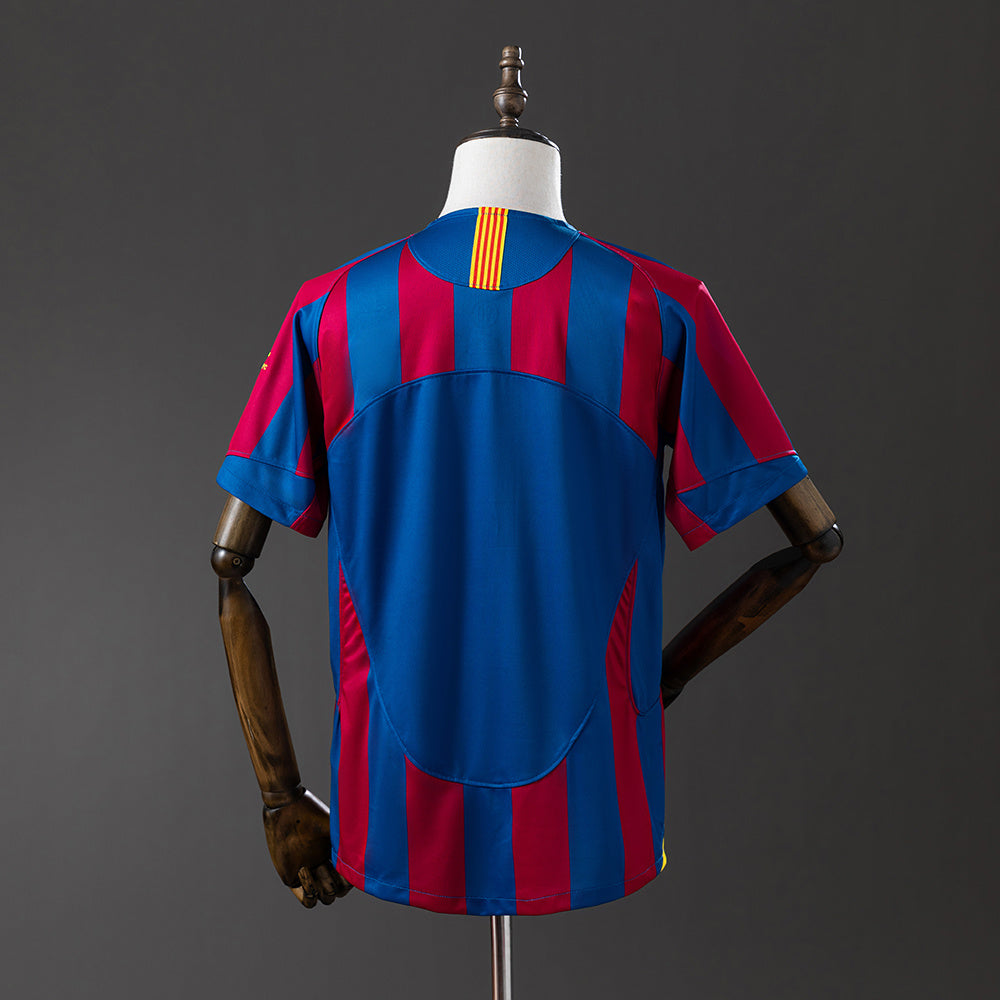 Camiseta retro FC Barcelona 2005/06 primera equipación final Champions detalle – Cortita y al Pie