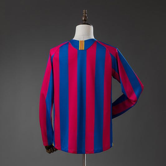 Camiseta retro FC Barcelona 2005/06 primera equipación manga larga detalle escudo – Cortita y al Pie