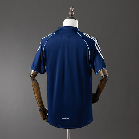 Camiseta retro Real Madrid 2005/06 segunda equipación rosa detalle escudo – Cortita y al Pie