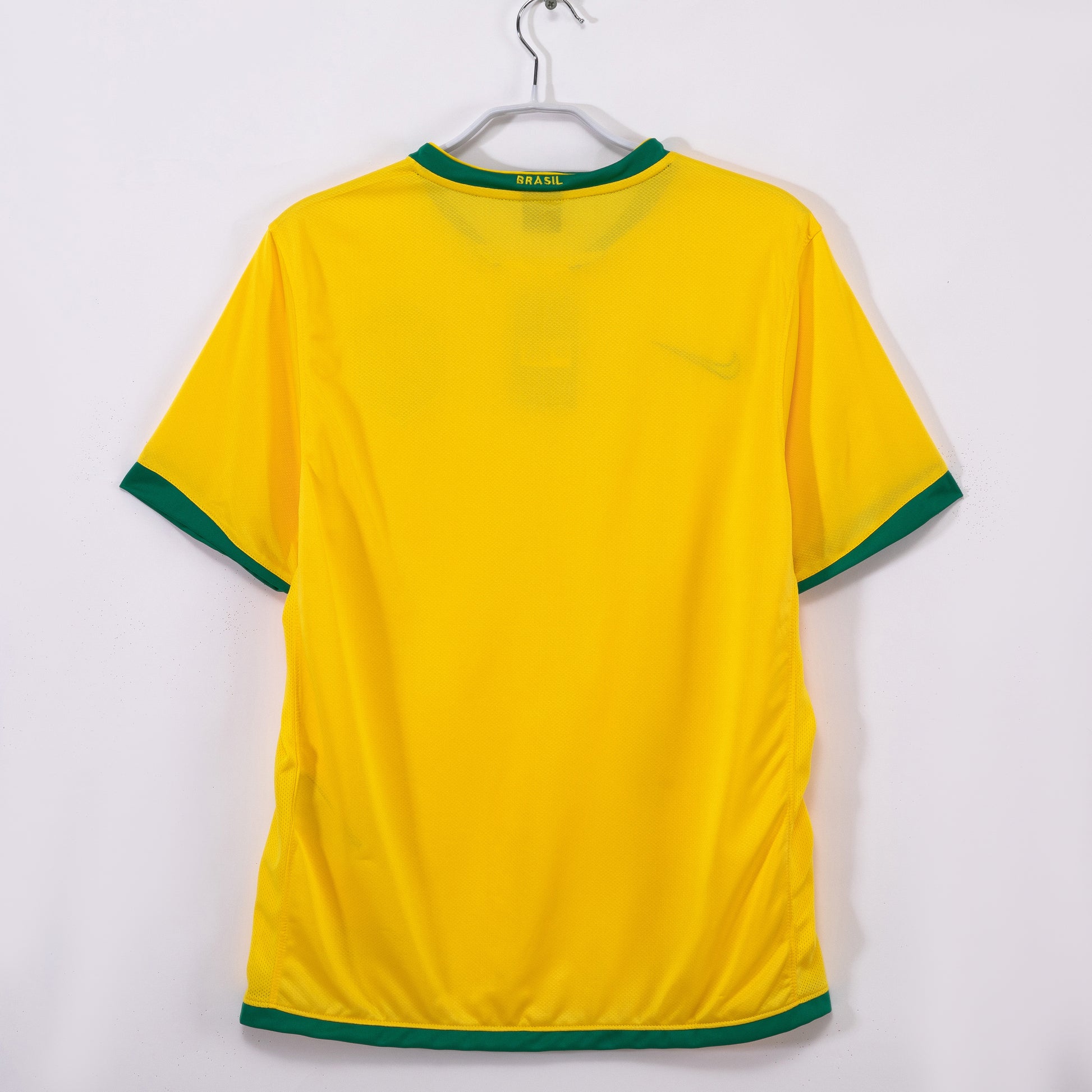 Camiseta retro Brasil 2006 primera equipación detalle escudo CBF – Cortita y al Pie