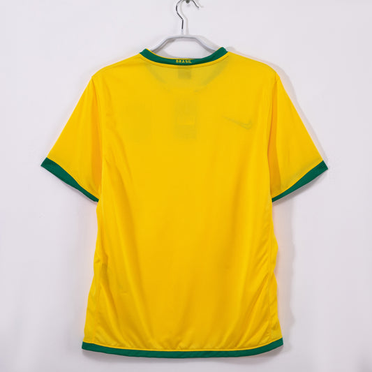 Camiseta retro Brasil 2006 primera equipación detalle escudo CBF – Cortita y al Pie