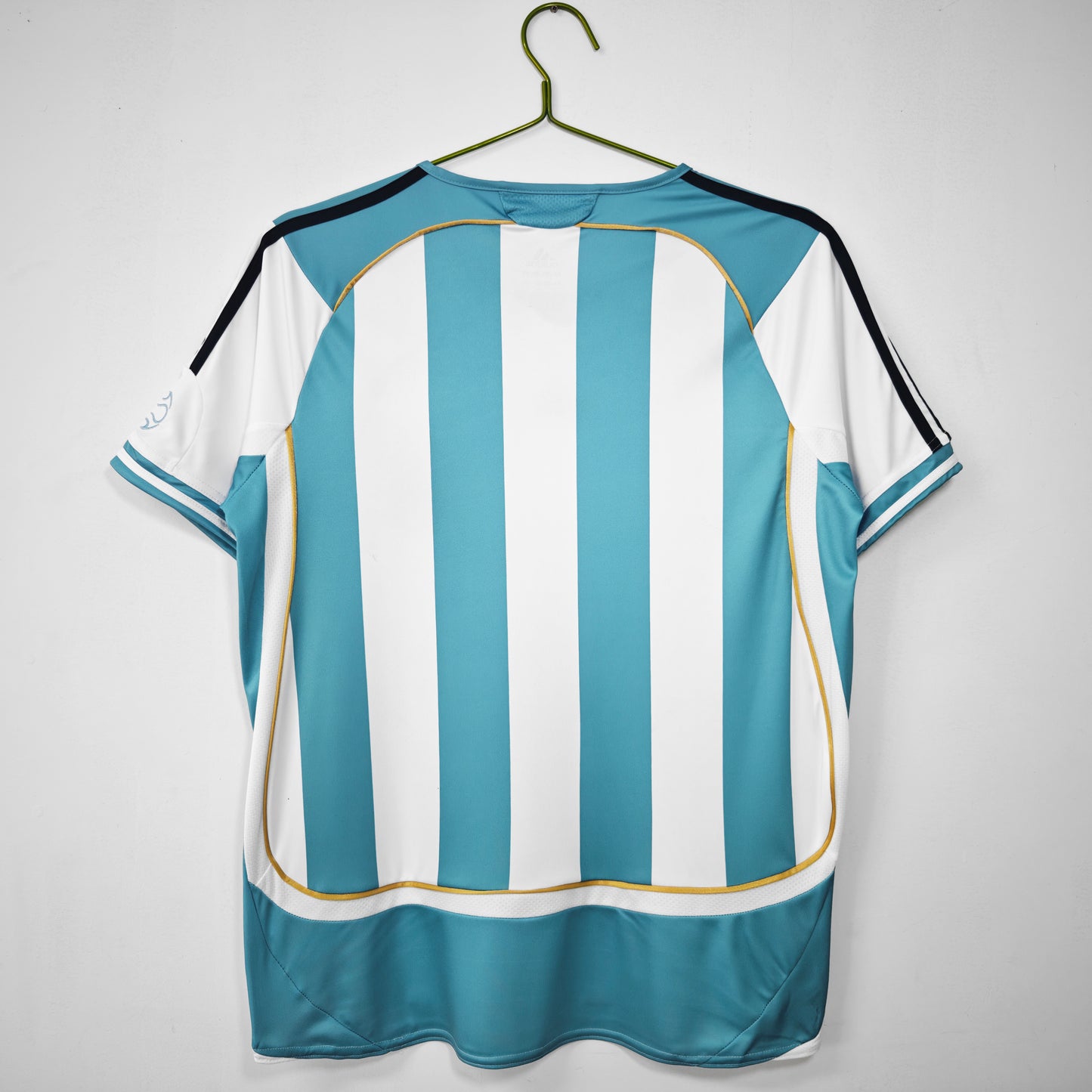 Camiseta retro Argentina 2006 primera equipación detalle escudo AFA – Cortita y al Pie