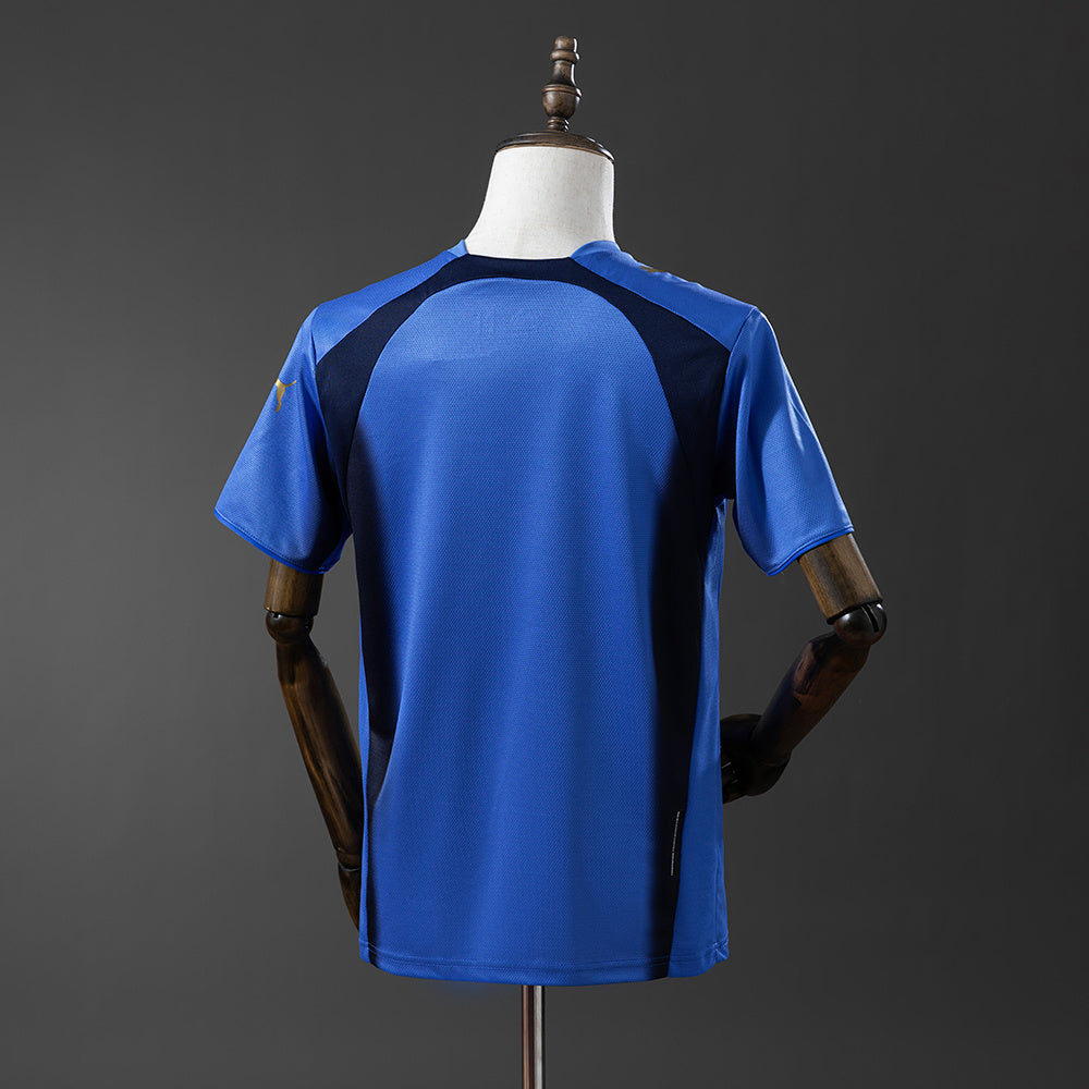 Camiseta retro Italia 2006 primera equipación detalle escudo FIGC campeón – Cortita y al Pie