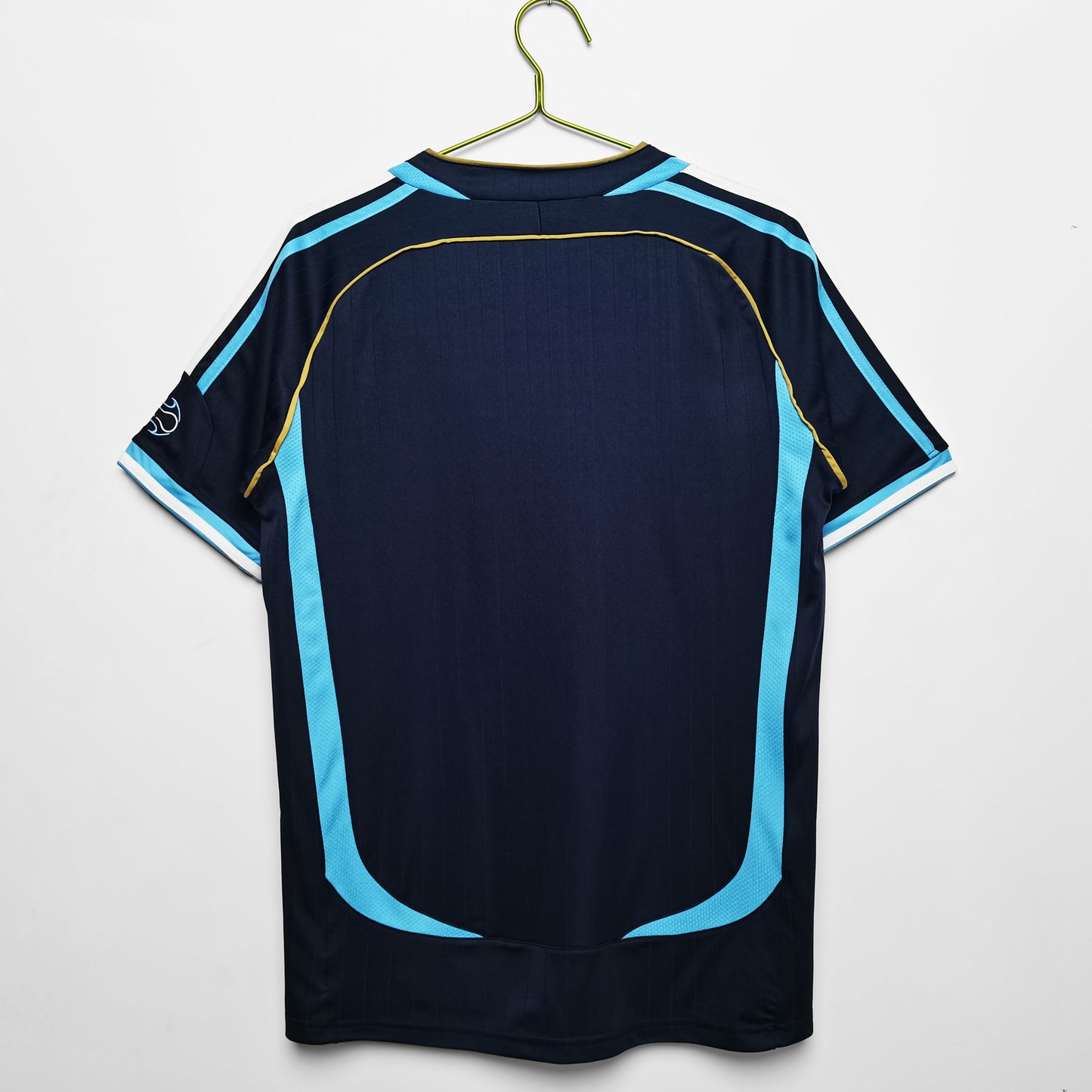 Camiseta retro Argentina 2006 segunda equipación azul detalle escudo AFA – Cortita y al Pie