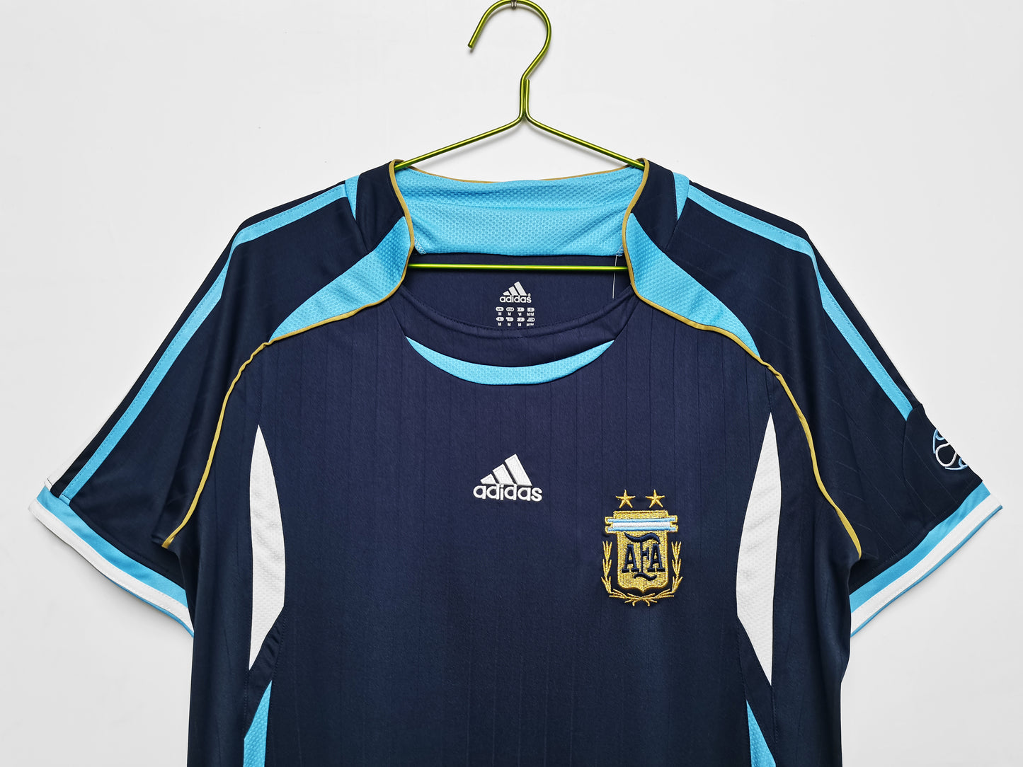 Camiseta retro Argentina 2006 segunda equipación azul lateral – Cortita y al Pie