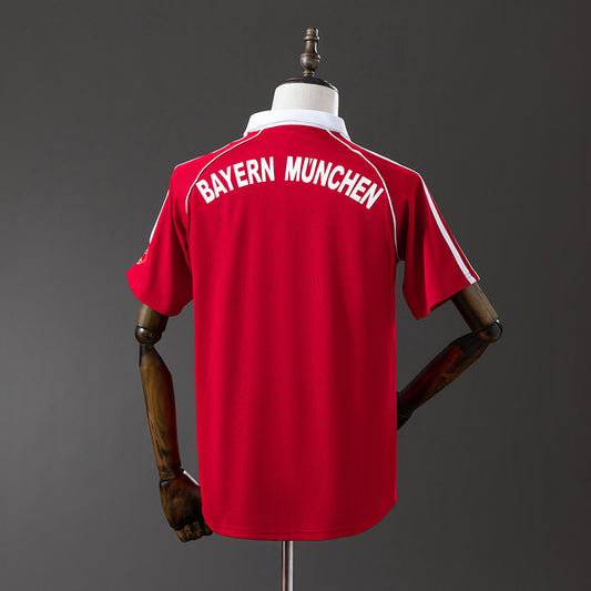 Camiseta retro Bayern Múnich 2006/07 primera equipación detalle escudo – Cortita y al Pie