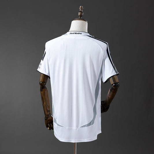 Camiseta retro Real Madrid 2006/07 primera equipación blanca detalle escudo – Cortita y al Pie