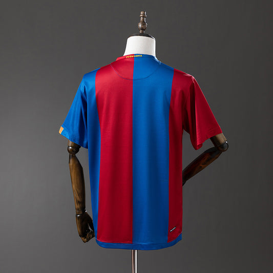 Camiseta retro FC Barcelona 2006/07 primera equipación detalle escudo Messi debut – Cortita y al Pie