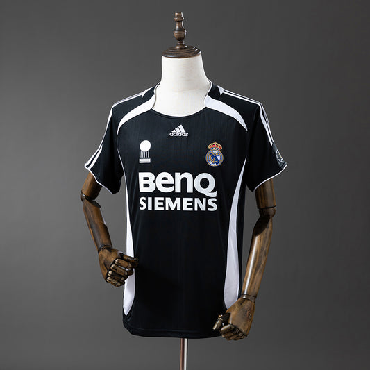 Camiseta retro Real Madrid 2006/07 segunda equipación lila Raúl Guti LaLiga – Cortita y al Pie