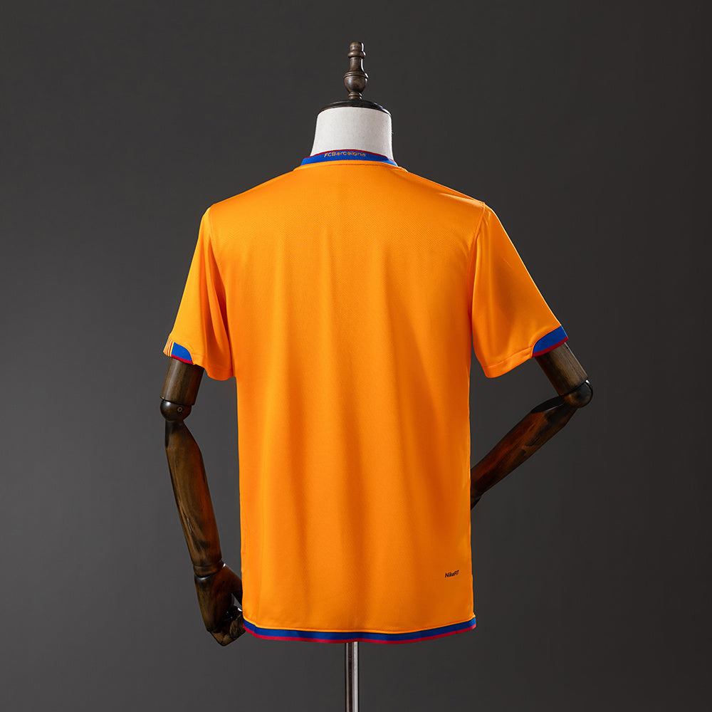 Camiseta retro FC Barcelona 2006/07 segunda equipación blanca detalle escudo – Cortita y al Pie