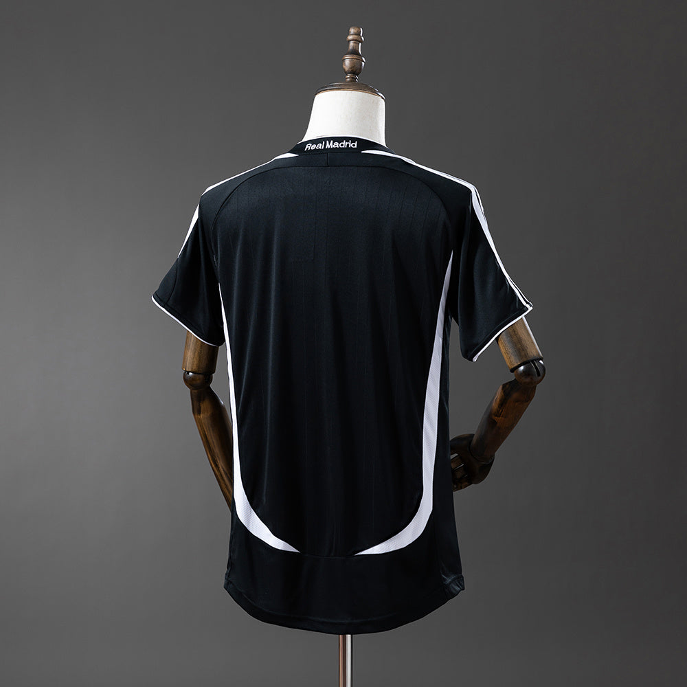 Camiseta retro Real Madrid 2006/07 segunda equipación lila detalle escudo – Cortita y al Pie