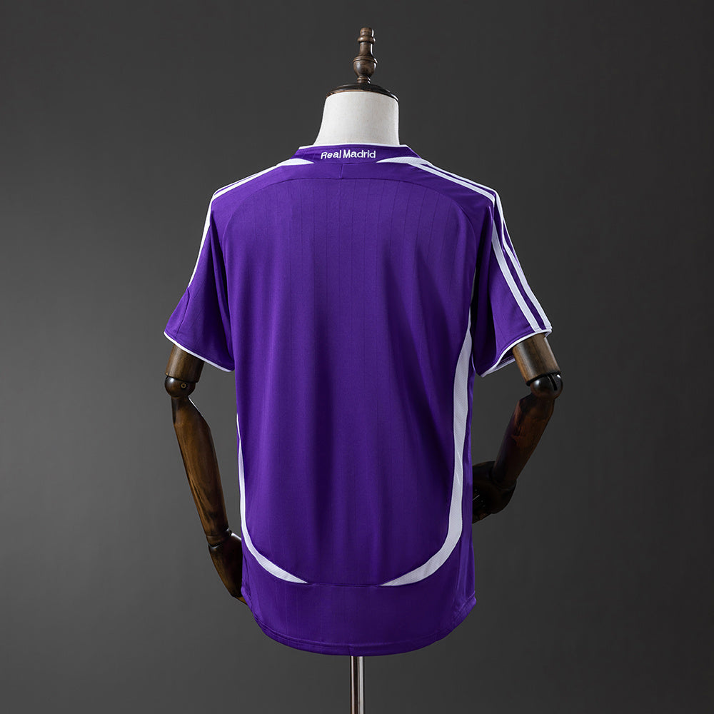 Camiseta retro Real Madrid 2006/07 tercera equipación negra detalle escudo – Cortita y al Pie
