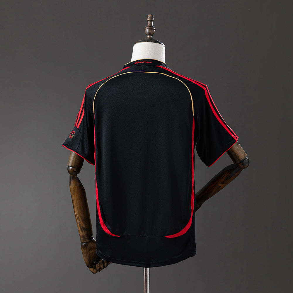 Camiseta retro AC Milan 2006/07 tercera equipación negra detalle escudo – Cortita y al Pie