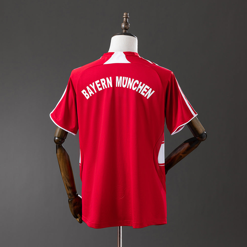 Camiseta retro Bayern Múnich 2007/08 primera equipación detalle escudo Allianz Arena – Cortita y al Pie