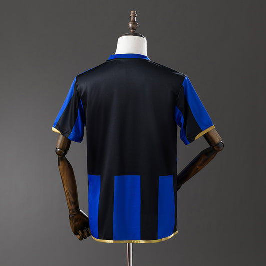 Camiseta retro Inter de Milán 2008/09 primera equipación detalle escudo San Siro – Cortita y al Pie