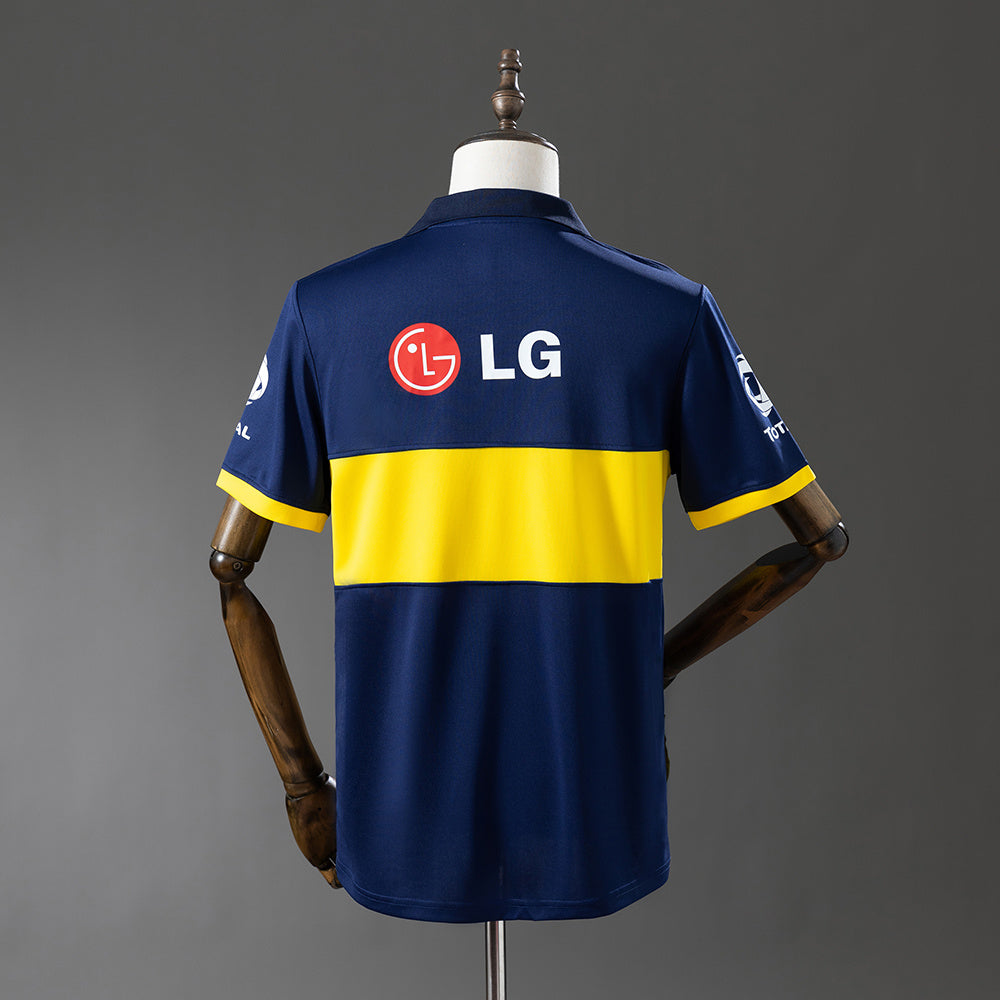 Camiseta retro Boca Juniors 2009/10 primera equipación detalle escudo – Cortita y al Pie