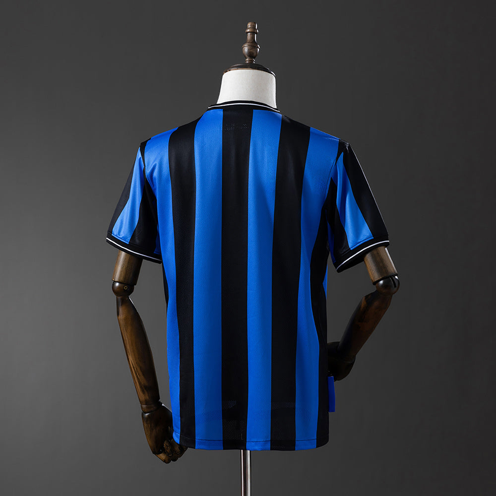 Camiseta retro Inter de Milán 2009/10 primera equipación UCL Final detalle escudo Treble – Cortita y al Pie