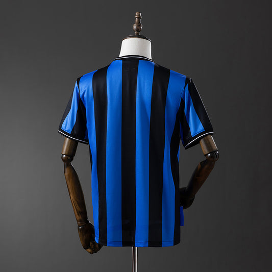 Camiseta retro Inter de Milán 2009/10 primera equipación UCL Final detalle escudo Treble – Cortita y al Pie