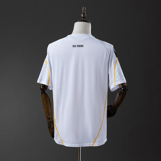 Camiseta retro Real Madrid 2009/10 primera equipación detalle escudo CR7 debut – Cortita y al Pie