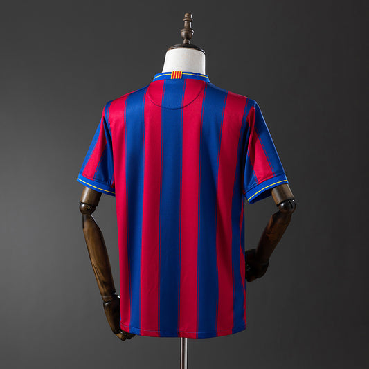 Camiseta retro FC Barcelona 2009/10 primera equipación detalle escudo Guardiola – Cortita y al Pie