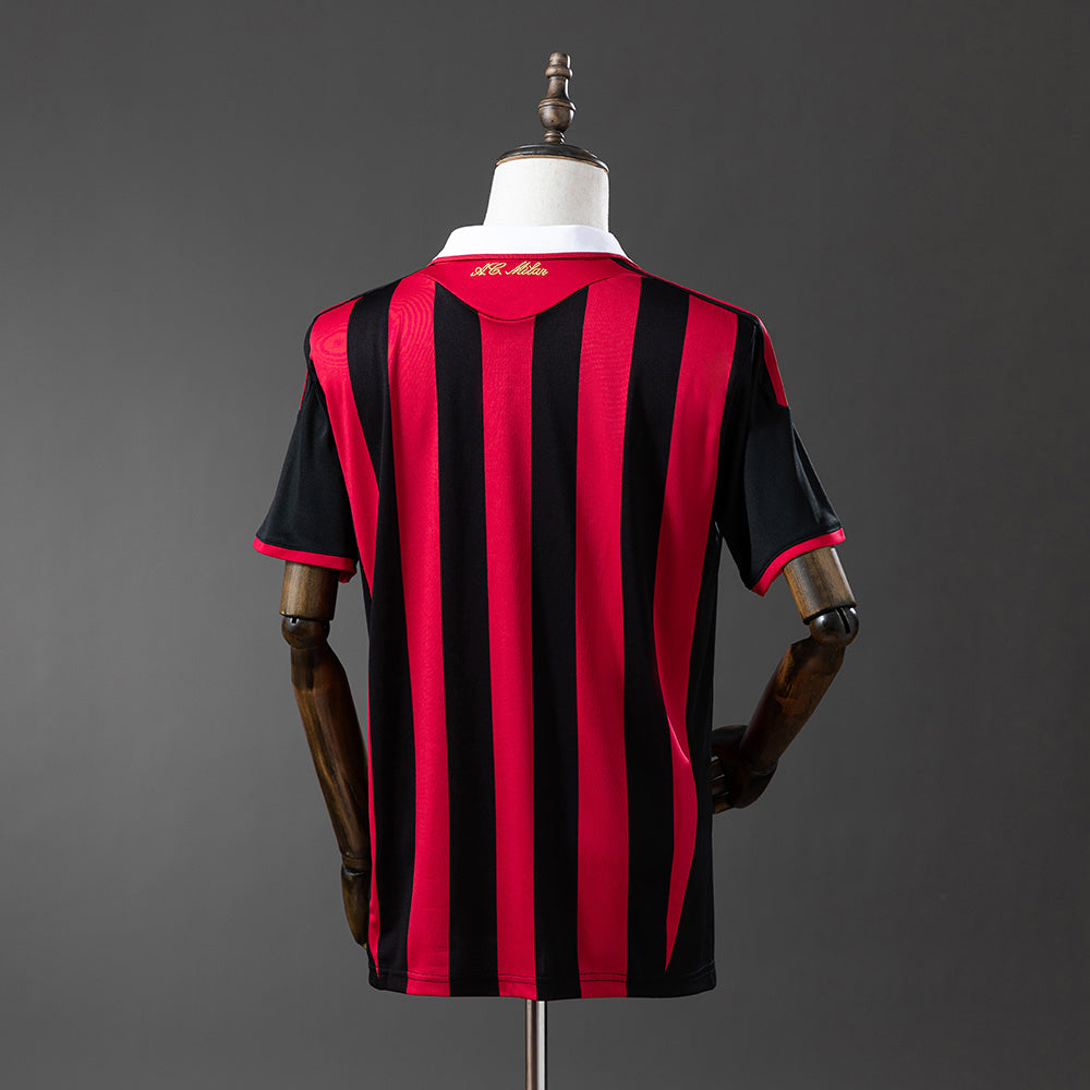 Camiseta retro AC Milan 2009/10 primera equipación detalle escudo clásico – Cortita y al Pie