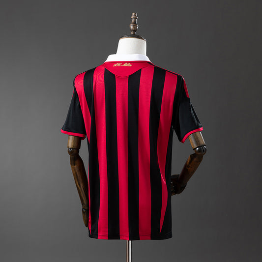 Camiseta retro AC Milan 2009/10 primera equipación detalle escudo clásico – Cortita y al Pie