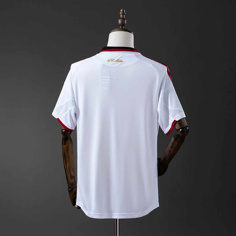 Camiseta retro AC Milan 2009/10 segunda equipación blanca detalle escudo – Cortita y al Pie