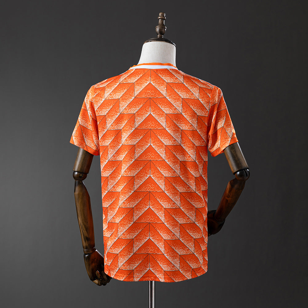 Camiseta retro Países Bajos 1988 primera equipación detalle escudo KNVB – Cortita y al Pie