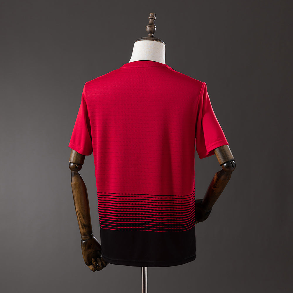 Camiseta retro Manchester United 2018/19 primera equipación detalle escudo Solskjaer – Cortita y al Pie