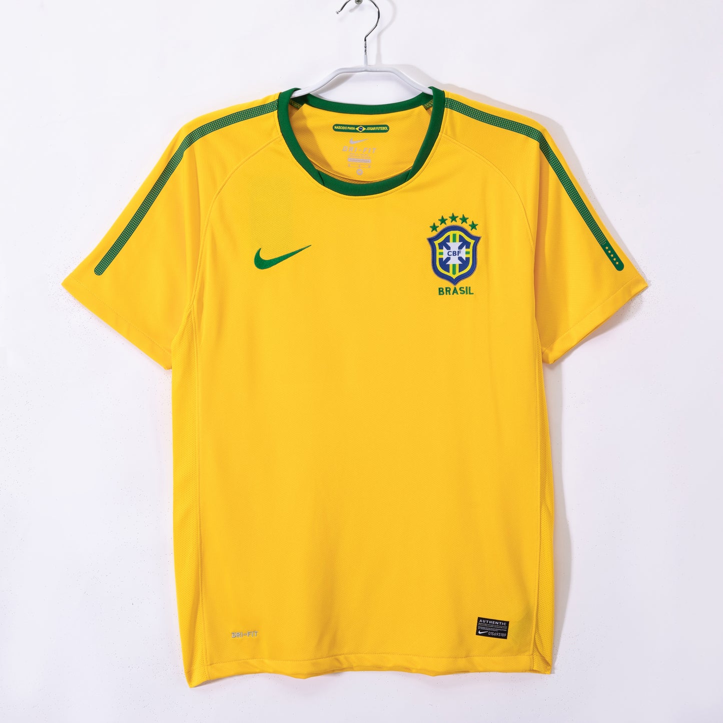 Camiseta retro Brasil 2010 primera equipación amarilla Kaká Robinho Sudáfrica – Cortita y al Pie