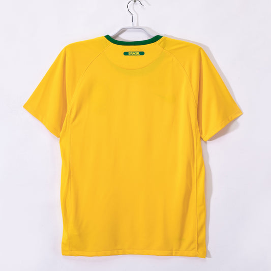Camiseta retro Brasil 2010 primera equipación detalle escudo CBF – Cortita y al Pie