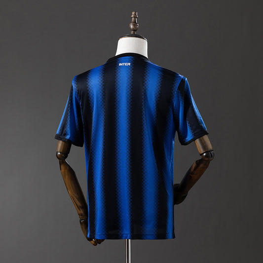 Camiseta retro Inter de Milán 2010/11 primera equipación detalle escudo San Siro – Cortita y al Pie