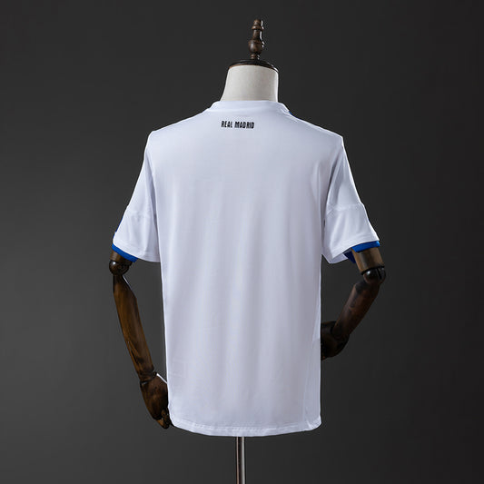 Camiseta retro Real Madrid 2010/11 primera equipación blanca detalle escudo – Cortita y al Pie