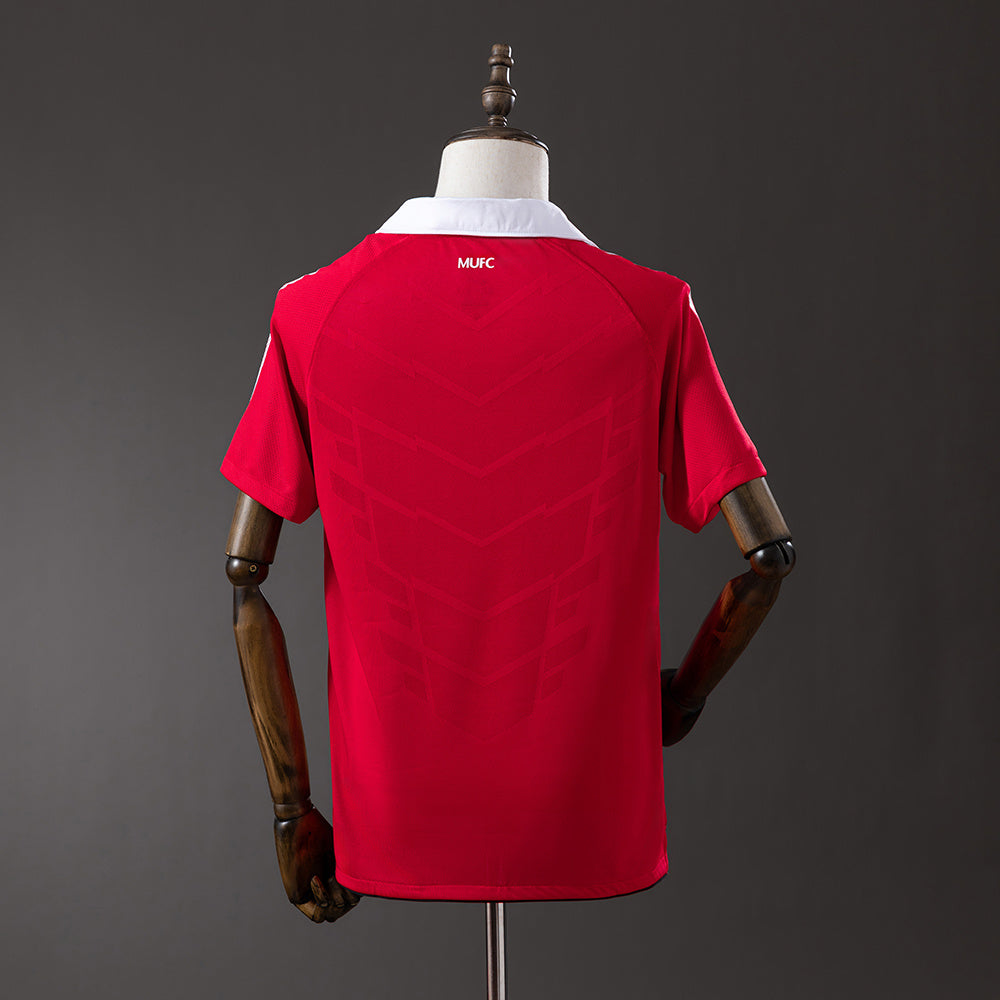 Camiseta retro Manchester United 2010/11 primera equipación detalle escudo Premier – Cortita y al Pie