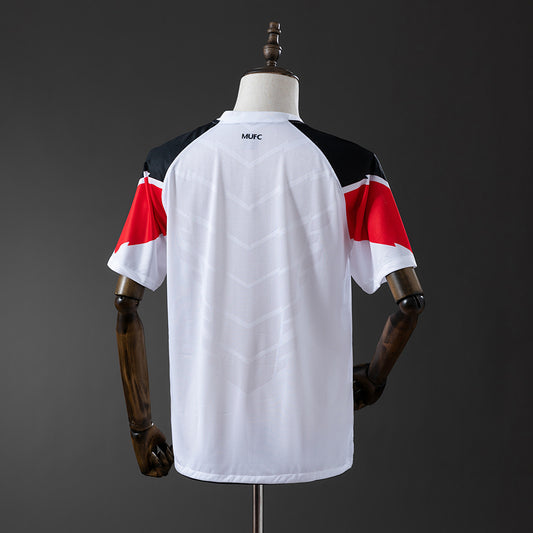 Camiseta retro Manchester United 2010/11 segunda equipación final UCL Wembley detalle – Cortita y al Pie
