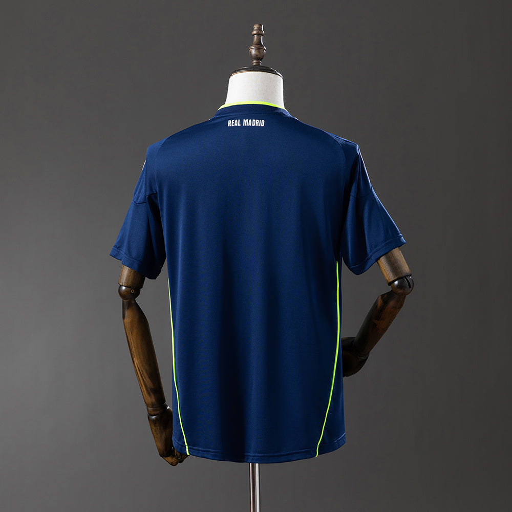 Camiseta retro Real Madrid 2010/11 segunda equipación negra detalle escudo – Cortita y al Pie