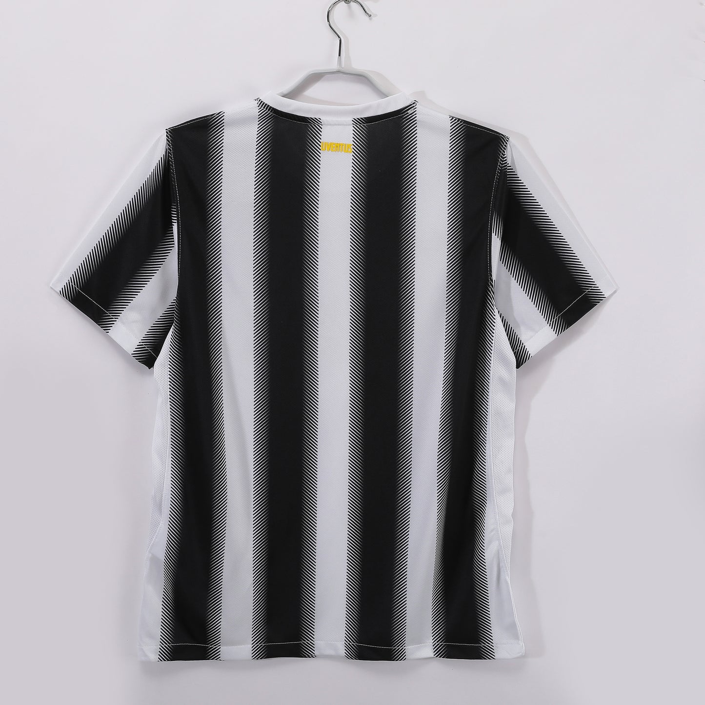 Camiseta retro Juventus 2011/12 primera equipación detalle escudo Pirlo – Cortita y al Pie