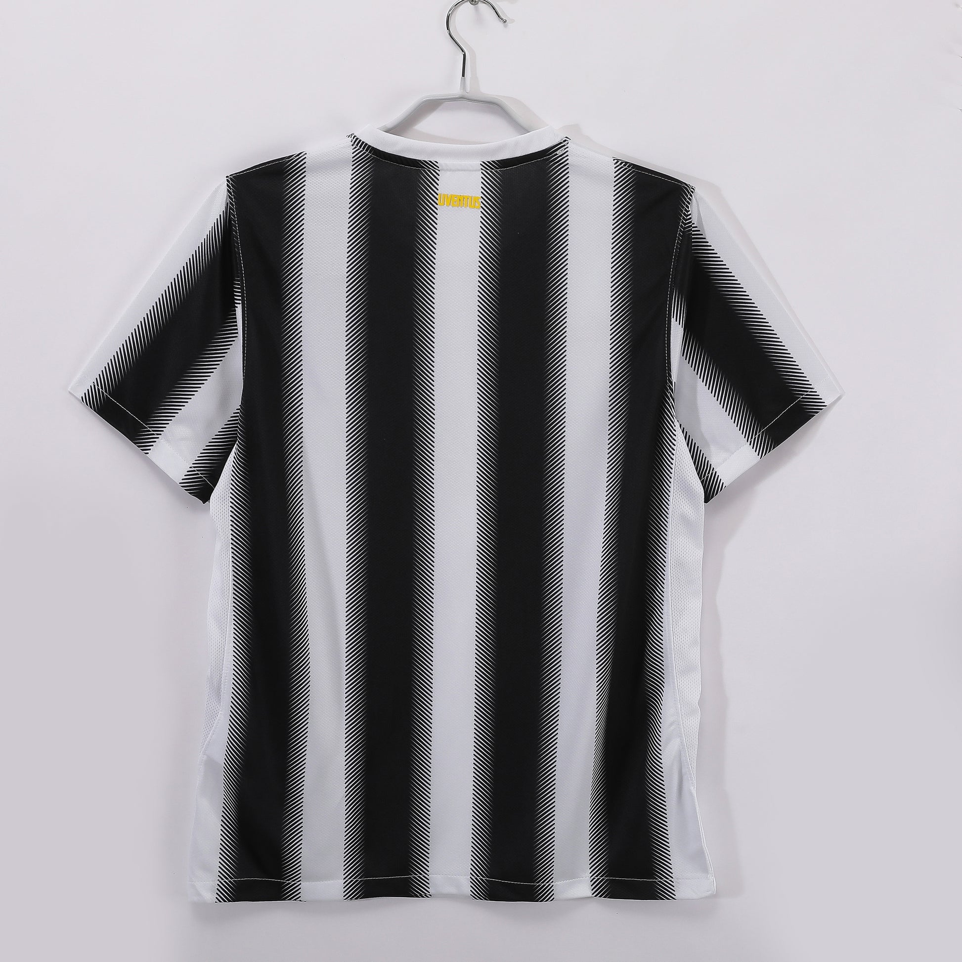 Camiseta retro Juventus 2011/12 primera equipación detalle escudo Pirlo – Cortita y al Pie
