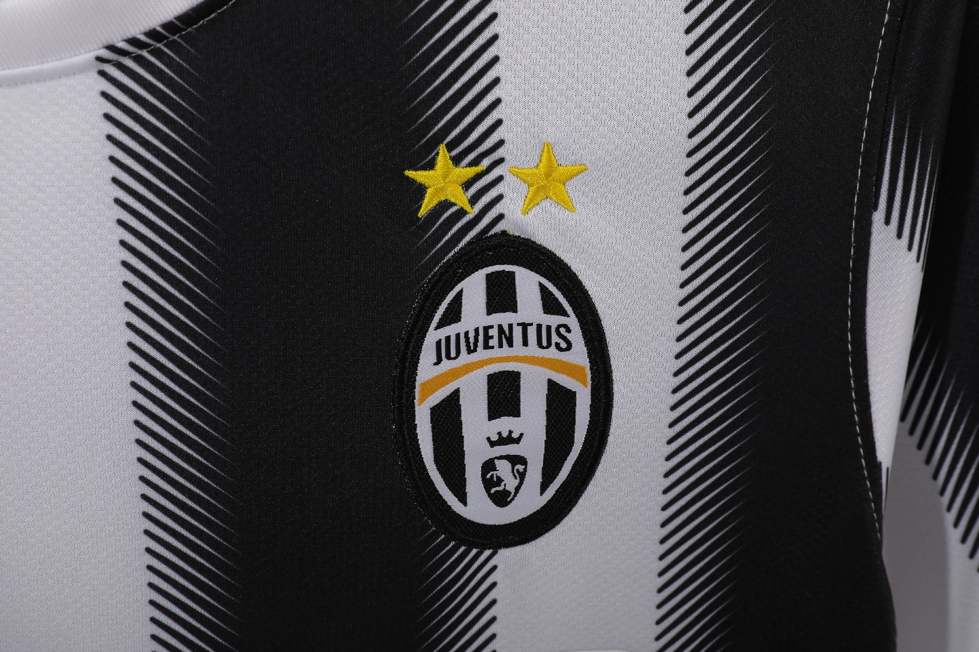 Camiseta retro Juventus 2011/12 primera equipación lateral bianconeri – Cortita y al Pie