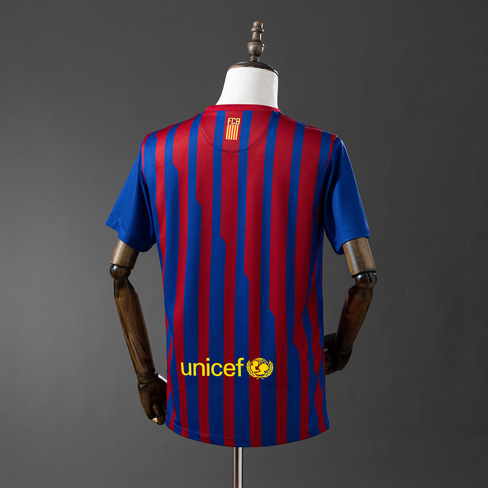 Camiseta retro FC Barcelona 2011/12 primera equipación detalle escudo Messi – Cortita y al Pie